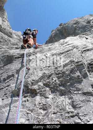 Guide de montagne escalade dans les Alpes de Suisse dans la région de l'Raetikon près de Klosters sur une belle journée d'été Banque D'Images