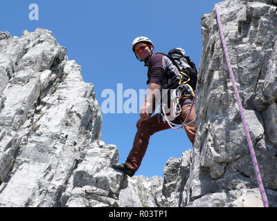 Guide de montagne escalade dans les Alpes de Suisse dans la région de l'Raetikon près de Klosters sur une belle journée d'été Banque D'Images