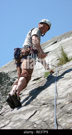 Guide de montagne alpiniste sur une dalle calcaire randonnées à vélo dans les Alpes de Suisse sur une belle journée Banque D'Images