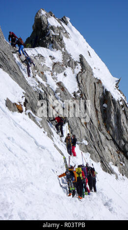 Un groupe de randonneurs randonnée pédestre et grimper à un pic de montagne en Suisse Banque D'Images