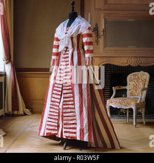 Robe de papier rayé par Isabelle de Borchgrave Banque D'Images