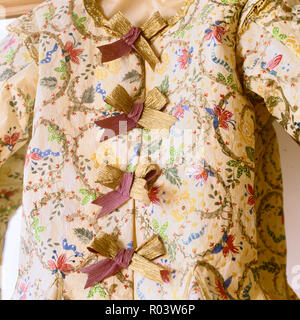 Robe de papier floral par Isabelle de Borchgrave Banque D'Images