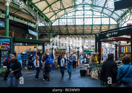 Borough Market dans le quartier de Southwark est un des plus grands et les plus anciens marchés alimentaires de Londres, Angleterre, Royaume-Uni Banque D'Images