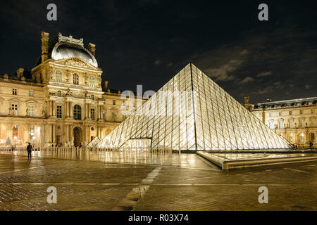 Paris, France. 11 février 2018. L'entrée principale du musée du Louvre la nuit. Banque D'Images