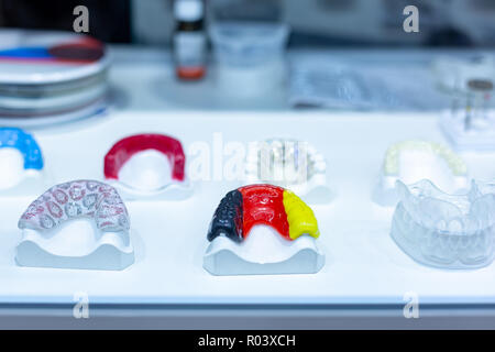 Outils d'Orthodontie Dentaire. Appareil multi-couleur pour faire une dent moulée. Dents de moulage. Banque D'Images