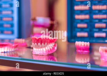 Orthodontie appareil dentaire. Outils pour faire une prothèse dentaire, dents moulées. Dents de moulage. Banque D'Images