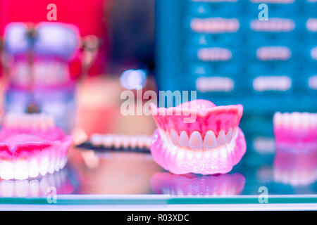 Orthodontie appareil dentaire. Outils pour faire une prothèse dentaire, dents moulées. Dents de moulage. Banque D'Images