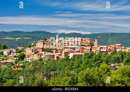 Ville de Roussillon avec le Mont Ventoux au loin, Provence, France Banque D'Images