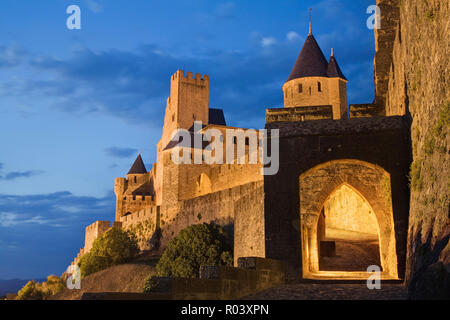 Porte d'porte d'Aude à ville fortifiée de Carcassonne au crépuscule, Languedoc-Roussillon, France Banque D'Images