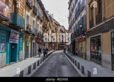 Madrid, Espagne - Madrid est un spectacle d'édifices anciens, ruelle étroite, infrastructures modernes. Ici dans l'image un aperçu de la Vieille Ville Banque D'Images