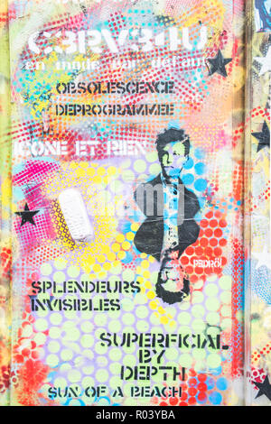 Portrait pochoir du poète français Arthur Rimbaud sur un mur couvert de graffitis Banque D'Images