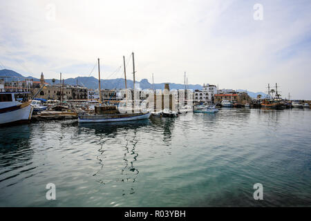 Girne, République turque de Chypre du Nord, Chypre - bateaux et voiliers dans le port de Girne (Kyrenia) Banque D'Images