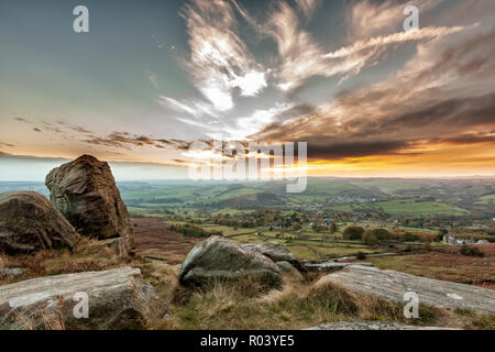 Beau paysage photographie d'un coucher du soleil à Curbar Edge, parc national de Peak District, Derbyshire, Angleterre Octobre 2018 Banque D'Images