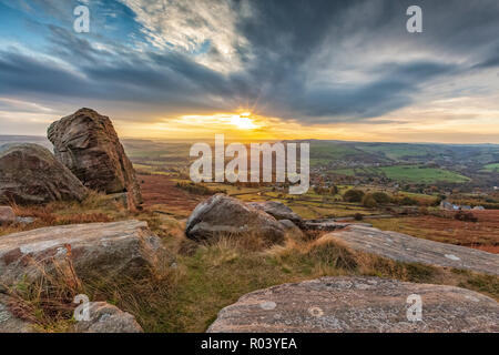 Beau paysage photographie d'un coucher du soleil à Curbar Edge, parc national de Peak District, Derbyshire, Angleterre Octobre 2018 Banque D'Images