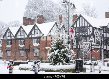 De style Tudor, demi-des bâtiments sur la rue principale dans la ville de marché de Tring, Hertfordshire, Angleterre, couvert de neige en hiver blizzard Banque D'Images