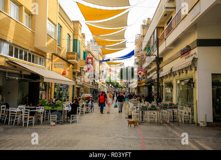 Nicosie, Chypre - rue commerçante dans la partie grecque de la ville divisée de Nicosie. Banque D'Images