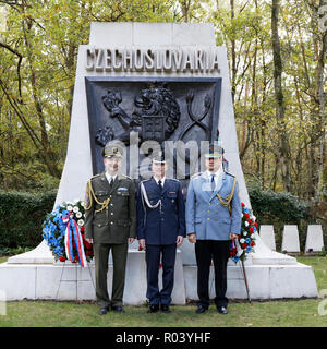 L-R Col Jiri Niedoba attaché tchèque ; Col Czerbniak & Attaché Polonais Jan Col Godzeliak attaché slovaque - Ambassades de Londres Banque D'Images