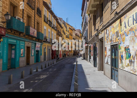 Madrid, Espagne - Madrid est un spectacle d'édifices anciens, ruelle étroite, infrastructures modernes. Ici dans l'image un aperçu de la Vieille Ville Banque D'Images