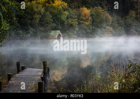 Un automne brumeux matin au lever du soleil sur le Loch Ard dans les Trossachs National Park Banque D'Images