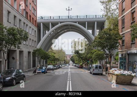 Madrid, Espagne - Madrid est un spectacle d'édifices anciens, ruelle étroite, infrastructures modernes. Ici dans l'image un aperçu de la Vieille Ville Banque D'Images