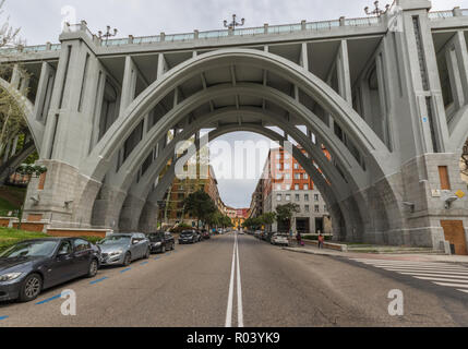 Madrid, Espagne - Madrid est un spectacle d'édifices anciens, ruelle étroite, infrastructures modernes. Ici dans l'image un aperçu de la Vieille Ville Banque D'Images