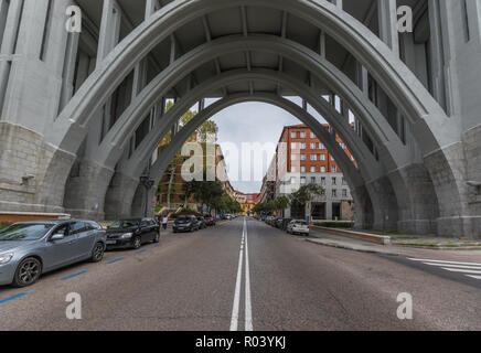 Madrid, Espagne - Madrid est un spectacle d'édifices anciens, ruelle étroite, infrastructures modernes. Ici dans l'image un aperçu de la Vieille Ville Banque D'Images