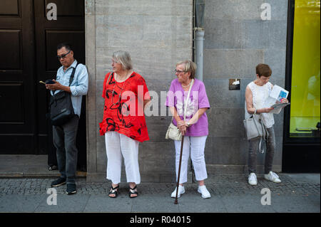 Berlin, Allemagne, les gens en face de l'hôtel Alpenblick Banque D'Images