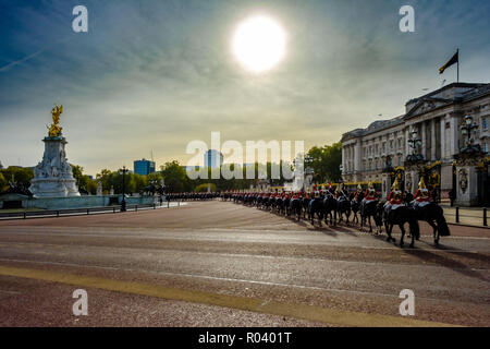 Household Cavalry ride passé Buckingham Palace à Horseguards Parade pour une cérémonie de devoir le 23/10/2018 Banque D'Images