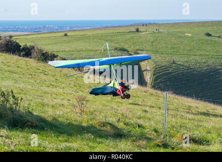 Tandem volant bas dans un planeur, sur le point d'atterrir sur les South Downs dans l'East Sussex, Angleterre, Royaume-Uni. Banque D'Images