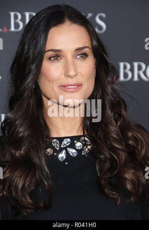 Demi Moore arrivant à Mr BROOKS Premiere au Chinese Theatre de Los Angeles. Très gros plan MooreDemi 185 Red Carpet Event, Vertical, USA, Cinéma, Célébrités, photographie, Bestof, Arts, Culture et divertissement, Célébrités Topix fashion / Vertical, Best of, événement dans la vie d'Hollywood, Californie - Tapis rouge et en backstage, USA, Cinéma, Célébrités, cinéma, télévision, Célébrités célébrités musique, photographie, Arts et culture, Bestof, divertissement, Topix headshot, vertical, une personne, à partir de l'an 2007, enquête tsuni@Gamma-USA.com Banque D'Images