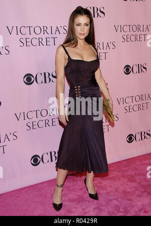 Alyssa Milano arrivant à la VICTORIA'S SECRET Fashion show au Kodak Theatre de Los Angeles. toute la longueur de contact avec les yeux MilanoAlyssa098 Red Carpet Event, Vertical, USA, Cinéma, Célébrités, photographie, Bestof, Arts, Culture et divertissement, Célébrités Topix fashion / Vertical, Best of, événement dans la vie d'Hollywood, Californie - Tapis rouge et en backstage, USA, Cinéma, Célébrités, cinéma, télévision, Célébrités célébrités musique, photographie, Arts et culture, Bestof, divertissement, Topix, vertical, une seule personne, à partir de l'année 2006, enquête tsuni@Gamma-USA.com Fashion - F Banque D'Images