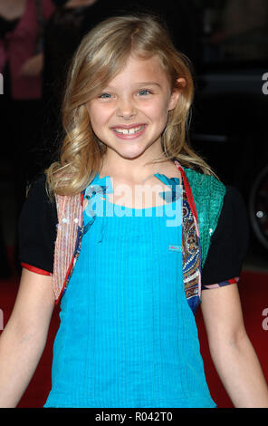 Chloe Grace Maretz arrivant à la légende de Zorro Première à l'Orpheum Theatre dans le centre-ville de Los Angeles. MaretzChloeGrace193 Red Carpet Event, Vertical, USA, Cinéma, Célébrités, photographie, Bestof, Arts, Culture et divertissement, Célébrités Topix fashion / Vertical, Best of, événement dans la vie d'Hollywood, Californie - Tapis rouge et en backstage, USA, Cinéma, Célébrités, cinéma, télévision, Célébrités célébrités musique, photographie, Arts et culture, Bestof, divertissement, Topix headshot, vertical, une personne, à partir de l'an 2005, enquête tsuni@Gamma-USA.com Banque D'Images