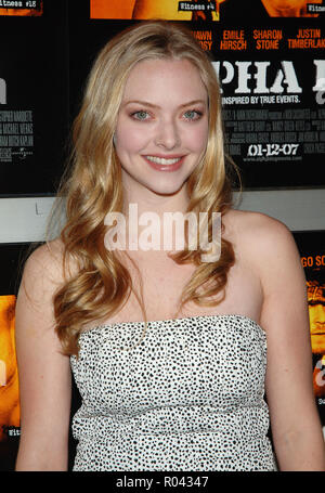 Amanda Seyfried arrivant à l'ALPHA DOG Première à l'Arclight Theatre de Los Angeles. 3 janvier 2007 portrait sourire les yeux SeyfriedAmanda065 Red Carpet Event, Vertical, USA, Cinéma, Célébrités, photographie, Bestof, Arts, Culture et divertissement, Célébrités Topix fashion / Vertical, Best of, événement dans la vie d'Hollywood, Californie - Tapis rouge et en backstage, USA, Cinéma, Célébrités, cinéma, télévision, Célébrités célébrités musique, photographie, Arts et culture, Bestof, divertissement, Topix headshot, vertical, une personne, à partir de l'an 2007, enquête tsuni@G Banque D'Images