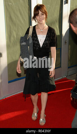 Parker Posey arrivant à la MAISON DU LAC Première à l'Arclight Theatre de Los Angeles. 13 juin 2006.PoseyParker011 Red Carpet Event, Vertical, USA, Cinéma, Célébrités, photographie, Bestof, Arts, Culture et divertissement, Célébrités Topix fashion / Vertical, Best of, événement dans la vie d'Hollywood, Californie - Tapis rouge et en backstage, USA, Cinéma, Célébrités, cinéma, télévision, Célébrités célébrités musique, photographie, Arts et culture, Bestof, divertissement, Topix, vertical, une seule personne, à partir de l'année 2006, enquête tsuni@Gamma-USA.com Fashion - Pleine longueur Banque D'Images