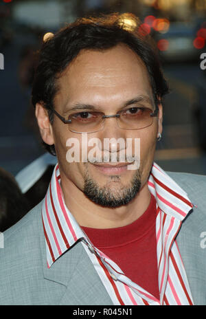 Jimmy Smits au Star War III : La Revanche des Sith au Westwood Village Theatre de Los Angeles. Le 12 mai 2005. SmitsJimmy058 Red Carpet Event, Vertical, USA, Cinéma, Célébrités, photographie, Bestof, Arts, Culture et divertissement, Célébrités Topix fashion / Vertical, Best of, événement dans la vie d'Hollywood, Californie - Tapis rouge et en backstage, USA, Cinéma, Célébrités, cinéma, télévision, Célébrités célébrités musique, photographie, Arts et culture, Bestof, divertissement, Topix headshot, vertical, une personne, à partir de l'an 2005, enquête tsuni@Gamma-USA.com Banque D'Images