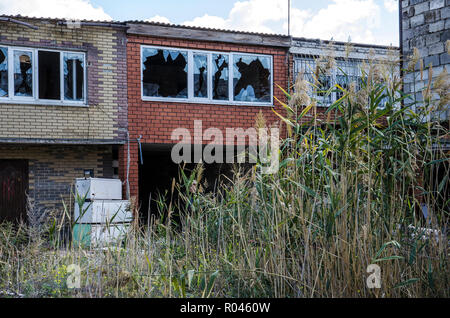 La guerre en Ukraine. Shyrokyne d'établissement, région de Donetsk. Septembre 2018. Bâtiments détruits à la suite d'actions militaires des envahisseurs russes Banque D'Images