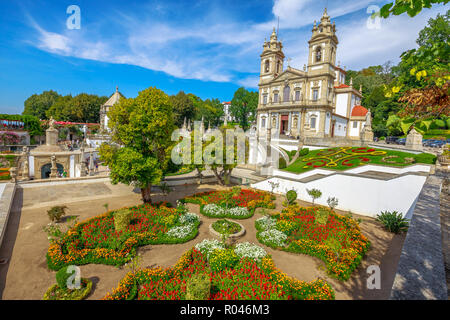 Sanctuaire de Bom Jesus do Monte et son jardin public. Tenoes, Braga. L'église historique est un lieu de pèlerinage populaire et historique, dans le nord du Portugal. Paysage de l'antenne sur le haut de la montagne de Braga. Banque D'Images