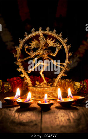 Shiva Nataraja avec Diwali lights Banque D'Images