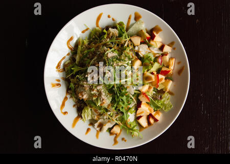 Une salade verte avec des noix, des graines et d'apple Banque D'Images