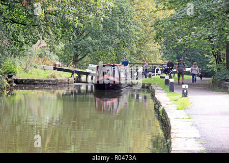 Bateau étroit passant par verrou sur Rochdale Canal, Brearley, Hebden Bridge Banque D'Images