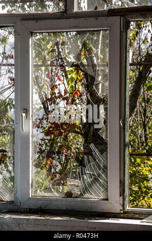 La guerre en Ukraine. Shyrokyne d'établissement, région de Donetsk. Septembre 2018. Bâtiments détruits à la suite d'actions militaires des envahisseurs russes Banque D'Images