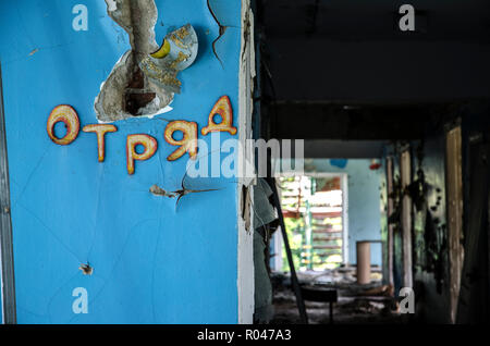 La guerre en Ukraine. Shyrokyne d'établissement, région de Donetsk. Septembre 2018. Bâtiments détruits à la suite d'actions militaires des envahisseurs russes Banque D'Images