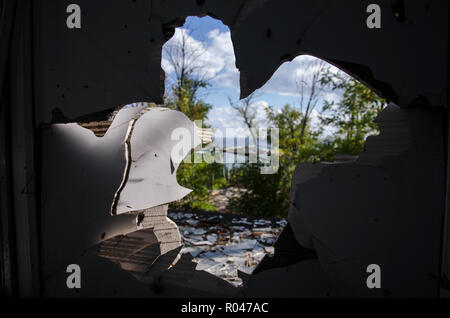 La guerre en Ukraine. Shyrokyne d'établissement, région de Donetsk. Septembre 2018. Bâtiments détruits à la suite d'actions militaires des envahisseurs russes Banque D'Images