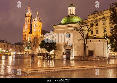 Soir de pluie à Cracovie - Eglise Saint-wojciech et la basilique Sainte-Marie. Cracovie, Pologne Petite, en Pologne. Banque D'Images