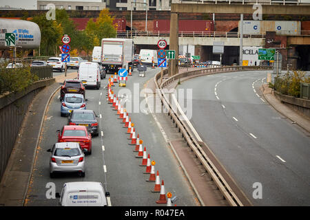 Travaux routiers à grande circulation créer des bourrages d'attente dans une direction sur un M57 La Mancunian Way deux mille de long autoroute surélevée Manchester City Centre Banque D'Images