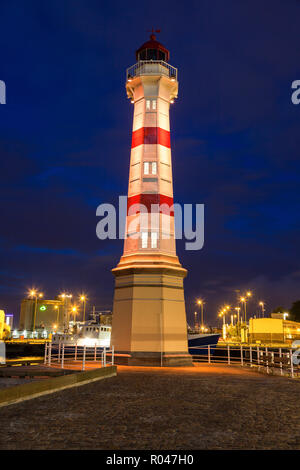 Leuchtturm à Malmo la nuit. Malmo, Scania, en Suède. Banque D'Images