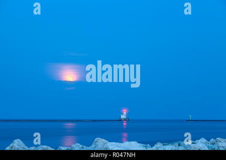Brise-lames et phare de Milwaukee pleine lune. Milwaukee, Wisconsin, États-Unis. Banque D'Images