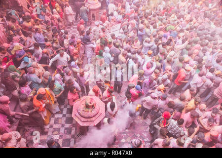 2018 Festival Holi célébration en Banke Bihari Temple, Vrindavan, Inde. Banque D'Images