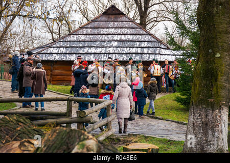 Uzhgorod, Ukraine - 13 Jan 2018 : Vasylya festival célébrant en Transcarpatie. Les touristes et les habitants de hangout Musée de l'architecture populaire et de la vie Banque D'Images