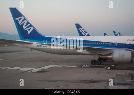 Osaka, Japon, ANA avion de passagers à l'aéroport de Kansai Banque D'Images